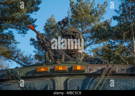 Des soldats américains affectés à Echo 1er Bataillon, 3e Régiment d'aviation d'attaque (Reconnaissance), 12e Brigade d'aviation de combat, effectuer une formation sur le terrain de l'exercice dans le domaine de la formation locale d'Amberg, Freihoels Forst, Allemagne, le 14 février 2018. L'unité a effectué une évaluation de l'exercice de formation sur le terrain pour les soldats affectés à l'appui de l'avant de l'écho, Groupe de travail de l'entreprise Viper de Katterbach Army Airfield. L'exercice de faire le plein d'armement vers l'aviation, l'entretien du terrain, des points d'alimentation sur le terrain, les opérations de convoi, l'unité et la défense. (U.S. Army Banque D'Images