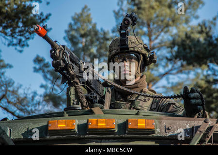 Des soldats américains affectés à Echo 1er Bataillon, 3e Régiment d'aviation d'attaque (Reconnaissance), 12e Brigade d'aviation de combat, effectuer une formation sur le terrain de l'exercice dans le domaine de la formation locale d'Amberg, Freihoels Forst, Allemagne, le 14 février 2018. L'unité a effectué une évaluation de l'exercice de formation sur le terrain pour les soldats affectés à l'appui de l'avant de l'écho, Groupe de travail de l'entreprise Viper de Katterbach Army Airfield. L'exercice de faire le plein d'armement vers l'aviation, l'entretien du terrain, des points d'alimentation sur le terrain, les opérations de convoi, l'unité et la défense. (U.S. Army Banque D'Images