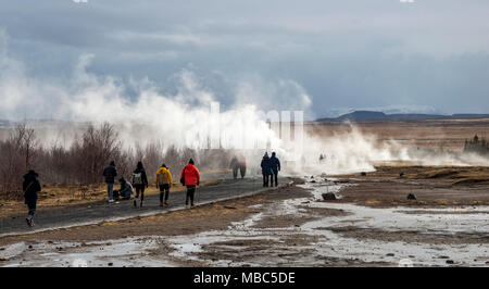 Les touristes au champ géothermique de Haukadalur, la vapeur chaude springs, cercle d'Or, le sud de l'Islande, Islande Banque D'Images