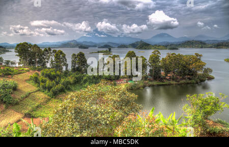 Lac Mutanda, rive est, derrière les montagnes des Virunga, Ouganda Banque D'Images