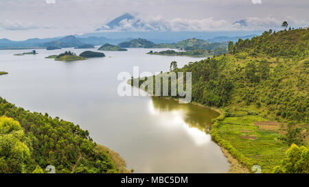 Lac Mutanda, rive est, derrière les montagnes des Virunga, Ouganda Banque D'Images