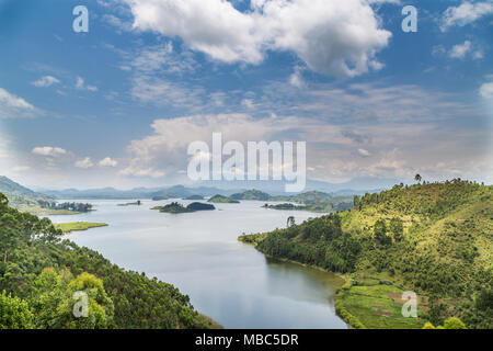 Lac Mutanda, rive est, derrière les montagnes des Virunga, Ouganda Banque D'Images
