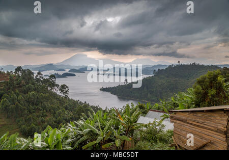 Lac Mutanda, rive est, derrière les montagnes des Virunga, Ouganda Banque D'Images