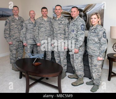 De gauche U.S. Air Force Master Chef Sgt. Michael Thomas, 60e Groupe d'opérations surintendant en chef, le sergent-chef. Mark Davis, 60e Groupe médical, surintendant principal en chef le Sgt. Steve Nichols, 60e Escadre Air Mobility Command Chef, Chef Master Sgt. Todd Petzel, 18th Air Force Command Chef, Chef Master Sgt. Jason Morehouse, 60e Groupe d'entretien, surintendant principal et chef de la Sgt. Erica Scofield, 60e Groupe de soutien de mission surintendant, posent pour une photo à Travis Air Force Base, en Californie, le 14 février 2018. (U.S. Air Force Banque D'Images