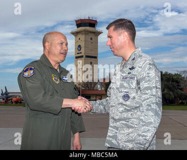 Le lieutenant général de l'US Air Force GI Tuck, 18e de la Force aérienne, serre la main avec le Colonel John Klein, 60e Escadre de mobilité aérienne avant son départ à Travis Air Force Base, en Californie, le 14 février 2018. Tuck a terminé une tournée de trois jours de Travis visiter plusieurs unités et réunion avec des aviateurs. (U.S. Air Force Banque D'Images