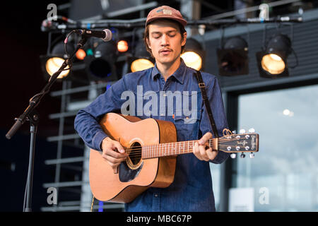 Le chanteur et compositeur suisse Simon alias agrile du Long Tall Jefferson vivre à la 25e Blue Balls Festival de Lucerne Banque D'Images