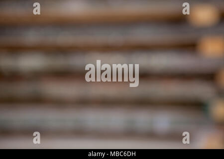 En bois plié brun et gris bandes dans une scierie. D' aulne empilés comme texture. Banque D'Images