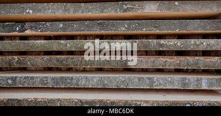 En bois plié brun et gris bandes dans une scierie. D' aulne empilés comme texture. Banque D'Images