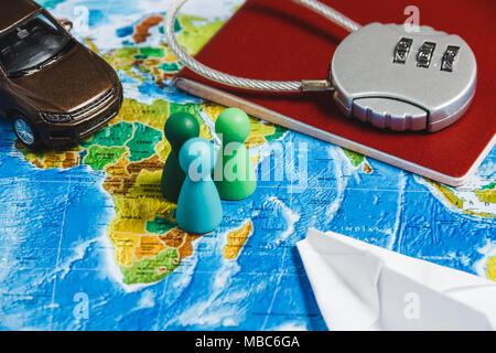 Pour serrure sur Passeport Rouge, petite voiture, les hommes, sur avion Papercraft World Map Background. Concept-Ban sur le voyage, l'absence de visa. Banque D'Images