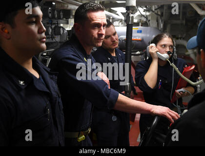 Océan Pacifique (fév. 14, 2018) responsable de la sécurité-incendie Controlman Eric Maier, de Tucson (Arizona), reçoit une mise à jour de statut au cours d'un exercice d'ingénierie à bord de la classe Arleigh Burke destroyer lance-missiles USS Sterett (DDG 104). Sterett est sur un déploiement prévu de mener des opérations dans la région Indo-Pacifique. Il permettra également de soutenir le groupe expéditionnaire Wasp (ESG) pour l'avance de la Flotte du Pacifique américaine Up-Gunned concept ESG et va former avec l'avant-déployés dans tous les navires amphibies les zones de mission. (U.S. Navy Banque D'Images