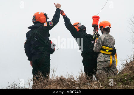 La Caroline du Sud l'équipe de sauvetage Hélicoptère Acaquatic exercer des treuils de sauvetage lors d'un scénario de formation tout en participant à l'exercice 18 du patriote à la préparation au combat au Centre, Gulfport, Mississippi, le 14 février 2018. PATRIOT 18 Sud vise à accroître la compréhension de la coordination, les politiques et les procédures nécessaires à la réalisation d'une réponse nationale interinstitutions. (U.S Air National Guard Banque D'Images