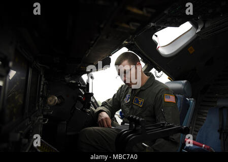 Le lieutenant appelle Griffiths, un projet pilote avec le 105th Airlift Wing, se prépare à décoller dans un C-17 Globemaster III à Jackson, au Mississippi, 2018 Février14. L'équipage du 105e Airlift Wing sont des équipes d'évacuation aéromédicale assiting de gardes d'une variété de membres dans l'exercice du Patriote à Gulfport, Mississippi. (U.S. Air Force Banque D'Images