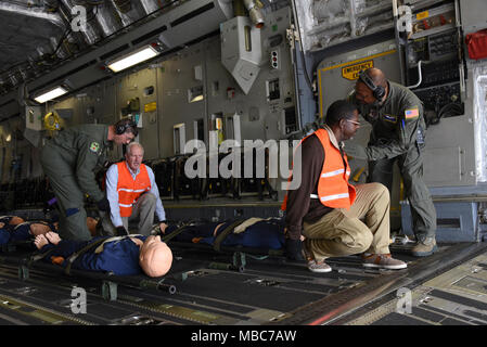 Aviateurs de plusieurs escadrons d'évacuation aéromédicale travailler avec les infirmiers et médecins civils au cours de PATRIOT Sud à Jackson au Mississippi, février 14, 2018. Du Sud 2018 PATRIOT est un exercice qui exige de l'état et locales, les organisations fédérales à coordonner et à travailler ensemble en réponse à des scénarios d'urgence. La Garde nationale américaine ( Banque D'Images