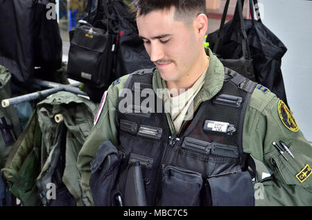 Le capitaine de l'US Air Force a appelé Taylor est un pilote de chasse avec le 36e Escadron de chasse, met ses engins de vol pour se préparer à la formation de vol avec les pilotes de la Force aérienne royale de Thaïlande, le 14 février 2018, à l'Korat Royal Thai Air Force Base, Royaume de Thaïlande, dans le cadre de l'exercice Gold Cobra 18. Les pilotes porter équipement supplémentaire pour se protéger des forces gravitationnelles en volant. Gold Cobra exercice 2018 est un exercice annuel effectué dans le royaume de Thaïlande qui a eu lieu du 13-23 février avec sept pays participants. (U.S. Army Banque D'Images