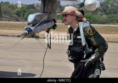 Le capitaine de l'US Air Force a appelé Taylor, un pilote de chasse avec le 36e Escadron de chasse, effectue des vérifications de contrôle en amont sur ses avions F-16 avant l'entraînement avec Royal Thai Air Force pilotes, 14 février 2018 à l'Korat Royal Thai Air Force Base, Royaume de Thaïlande, dans le cadre de l'exercice Gold Cobra 18. Taylor n'a pas de débris permet de saisir n'importe quelle partie de son avion pendant les heures de vol qui pourraient nuire à ses F-16 en vol. Gold Cobra exercice 2018 est un exercice annuel effectué dans le royaume de Thaïlande qui a eu lieu du 13-23 février avec sept pays participants. (U.S. Army Banque D'Images