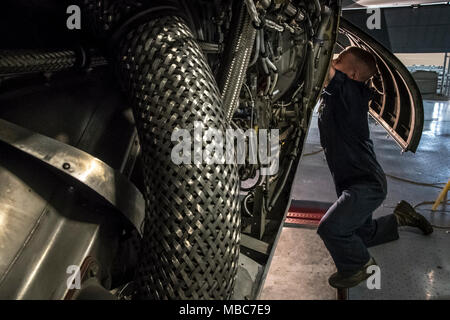 Le s.. Zach Yates inspecte le thermocouple, qui surveille les données de température du moteur, comme aviateurs travailler sur le C-130H Hercules lors d'une inspection sur l'isochrone 14 février 2018, à la 179e Airlift Wing, Mansfield, Ohio. Le 179e groupe de maintenance est d'effectuer une inspection complète de l'aéronef a récemment acquis de Yokota Air Base, Japon, un aéronef historiquement connu tout au long de l'US Air Force en tant que 'Damien' pour ses numéros uniques de 666. (U.S. Air National Guard Banque D'Images