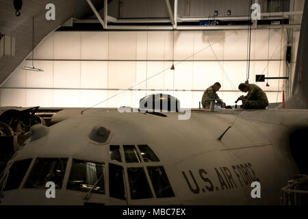 Aviateurs travailler sur le C-130H Hercules lors d'une inspection sur l'isochrone 14 février 2018, à la 179e Airlift Wing, Mansfield, Ohio. Le 179e groupe de maintenance est d'effectuer une inspection complète de l'aéronef a récemment acquis de Yokota Air Base, Japon, un aéronef historiquement connu tout au long de l'US Air Force en tant que 'Damien' pour ses numéros uniques de 666. (U.S. Air National Guard Banque D'Images