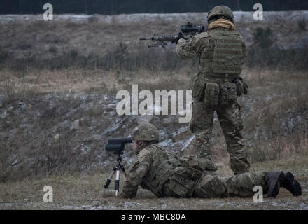 Soldats britanniques avec le Light Dragoons travailler en équipe comme ils mettent en pratique leurs compétences à un éventail sharpshooting près du Bemowo Piskie Domaine de formation, Pologne, le 15 février 2018. Ces soldats sont une partie de l'unique groupe de combat multinationales, composé de États-Unis, Royaume-Uni, croate et soldats roumains qui servent avec la 15e Brigade mécanisée polonaise comme une force de dissuasion dans le nord-est de la Pologne à l'appui de l'OTAN vers l'amélioration de la présence. (U.S. Army Banque D'Images