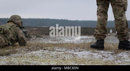 Soldats britanniques avec le Light Dragoons travailler en équipe comme ils mettent en pratique leurs compétences à un éventail sharpshooting près du Bemowo Piskie Domaine de formation, Pologne, le 15 février 2018. Ces soldats sont une partie de l'unique groupe de combat multinationales, composé de États-Unis, Royaume-Uni, croate et soldats roumains qui servent avec la 15e Brigade mécanisée polonaise comme une force de dissuasion dans le nord-est de la Pologne à l'appui de l'OTAN vers l'amélioration de la présence. (U.S. Army Banque D'Images