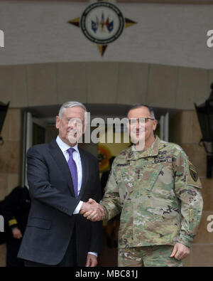 Le Secrétaire de la Défense accueille le Général Mattis Jim Curtis Scaparrotti, Commander, U.S. European Command, Stuttgart, Allemagne au cours de l'arrêt de son voyage en Europe le 15 février 2018. Discours du Secrétaire Mattis et Q&A suivant l'accent sur l'appui de l'OTAN, forces et l'idée que "la dissuasion est dynamique". (U.S. Army Banque D'Images