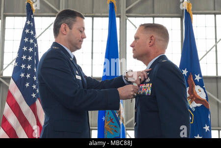 Le colonel Bradley McDonald, 88e escadre de la base aérienne, les broches a l'étoile de bronze sur la poitrine du lieutenant-colonel Josef Wein, 88e Escadron de soutien opérationnel, commandant au cours d'une cérémonie à Wright-Patterson Air Force Base, Ohio, le 15 février 2018. Wein a reçu cette médaille pour son travail lors de son déploiement en 2017 pour la Syrie. (U.S. Air Force Banque D'Images