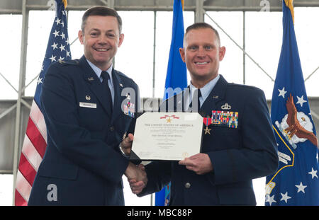 Le colonel Bradley McDonald, 88e Escadre, Base aérienne présente le lieutenant-colonel Josef Wein, 88e Escadron de soutien opérationnel, commandant son certificat étoile de bronze lors d'une cérémonie à Wright-Patterson Air Force Base, Ohio, le 15 février 2018. Wein a reçu cette médaille pour son travail lors de son déploiement en 2017 pour la Syrie. (U.S. Air Force Banque D'Images