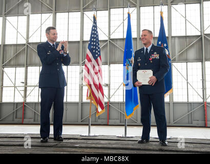 Le colonel Bradley McDonald, 88e Escadre, Base de l'air se joint à la foule en frappant pour le lieutenant-colonel Josef Wein, 88e Escadron de soutien opérationnel, le commandant après avoir reçu une étoile de bronze Wein, lors d'une cérémonie à Wright-Patterson Air Force Base, Ohio, le 15 février 2018. Wein a reçu cette médaille pour son travail lors de son déploiement en 2017 pour la Syrie. (U.S. Air Force Banque D'Images