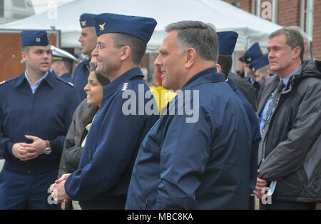 Garde côtière canadienne et Ministère de la sécurité intérieure le leadership, le Lieutenant Ben Walsh, le lieutenant Cmdr. Sam Nassar, Mme Sarah Mahmood, Adm. Charles Michel, M. William Bryan, et M. Bert Macesker, observer une Garde côtière canadienne Centre de recherche et de développement, de démonstration de technologies Jeudi, 15 février 2018, à New London, dans le Connecticut. La démonstration a présenté plusieurs technologies conçu pour aider la Garde côtière à réaliser leurs missions. Banque D'Images