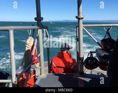 Une station de la Garde côtière de 47 pieds de Humboldt Bay Motor Lifeboat équipage mécaniques le Jumpin' Jack à Humboldt Bay, en Californie, le 15 février 2018. Le bateau de pêche commerciale est devenu invalide au large de la côte de McKinleyville en raison de problèmes de moteur. (U.S. Photo de la Garde côtière canadienne/libérés) Banque D'Images