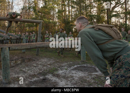 Le colonel du Corps des Marines américain Samuel C. Cook, commandant de bataillon, Bataillon de Quartier Général (HQBN), 2e Division de Marines (2d MARDIV), les montres comme aire marine grimpe sur un obstacle au cours d'une tasse du commandant de terrain se réunissent au Camp Lejeune, N.C., 16 février 2018. HQBN a tenu l'événement pour promouvoir une concurrence amicale ainsi qu'à la camaraderie. (U.S. Marine Corps Banque D'Images