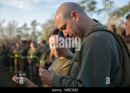 Le sergent du Corps des Marines des États-Unis. Le major Anthony J. Easton, sergent-major, bataillon de l'Administration centrale (HQBN), 2e Division de Marines (2e) MARDIV, ajoute les scores au cours d'une tasse du commandant de terrain se réunissent au Camp Lejeune, N.C., 16 février 2018. HQBN a tenu l'événement pour promouvoir une concurrence amicale ainsi qu'à la camaraderie. (U.S. Marine Corps Banque D'Images