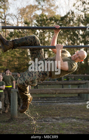 Le sergent du Corps des Marines des États-Unis. Le major Anthony J. Easton, sergent-major, bataillon de l'Administration centrale (HQBN), 2e Division de Marines (2e) MARDIV, grimpe sur un obstacle lors d'une rencontre de la Coupe du commandant de Camp Lejeune, N.C., 16 février 2018. HQBN a tenu l'événement pour promouvoir une concurrence amicale ainsi qu'à la camaraderie. (U.S. Marine Corps Banque D'Images