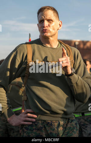 Le colonel du Corps des Marines américain Samuel C. Cook, commandant de bataillon, Bataillon de Quartier Général (HQBN), 2e Division de Marines (2d MARDIV), donne ses commentaires sur un terrain de la Coupe du Commandant rencontrez sur Camp Lejeune, N.C., 16 février 2018. HQBN a tenu l'événement pour promouvoir une concurrence amicale ainsi qu'à la camaraderie. (U.S. Marine Corps Banque D'Images