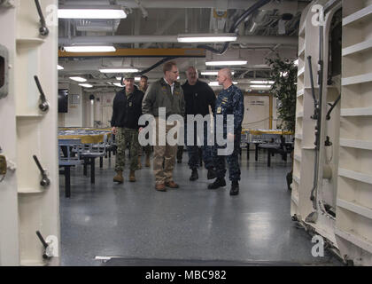 Washington (fév. 15, 2018) Sous-secrétaire de la Marine, l'honorable Thomas B. Modly, parle avec le Cmdr. Jason Warner, le USS JOHN C. STENNIS (CVN 74) Officier d'approvisionnement, sur le navire le mess des ponts. Modly était à bord pour une visite du navire et de parler aux marins et de la commande file. John C. Stennis est à port effectuant un exercice de routine en tant qu'il continue la préparation de son prochain déploiement. (U.S. Navy Banque D'Images