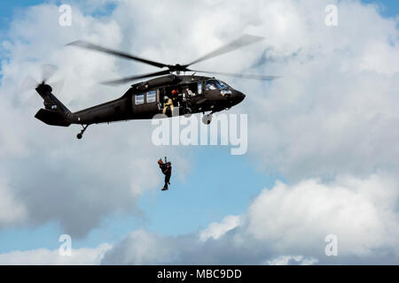 Kovalanchik Emerson, L.C. (équipe de sauvetage aquatique en hélicoptère, monte une victime simulée dans un UH-60 Black Hawk pendant la formation treuil de sauvetage en hélicoptère avec la Compagnie Alpha, 1-111ème bataillon de l'aviation de la Garde nationale, L.C. 2018, au cours de l'PATRIOT Camp Shelby, Hattiesburg, Mississippi, le 15 février 2018. PATRIOT est un exercice d'entraînement aux opérations domestiques parrainé par la Garde nationale qui vise à accroître la compréhension de la coordination, politiques et procédures nécessaires à la réalisation d'une réponse nationale interinstitutions. (U.S. Air National Guard Banque D'Images