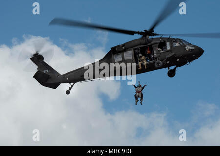 Kovalanchik Emerson, L.C. (équipe de sauvetage aquatique en hélicoptère, monte une victime simulée dans un UH-60 Black Hawk pendant la formation treuil de sauvetage en hélicoptère avec la Compagnie Alpha, 1-111ème bataillon de l'aviation de la Garde nationale, L.C. 2018, au cours de l'PATRIOT Camp Shelby, Hattiesburg, Mississippi, le 15 février 2018. PATRIOT est un exercice d'entraînement aux opérations domestiques parrainé par la Garde nationale qui vise à accroître la compréhension de la coordination, politiques et procédures nécessaires à la réalisation d'une réponse nationale interinstitutions. (U.S. Air National Guard Banque D'Images