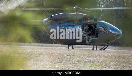 Un UH-72 Lakota avec les membres de l'équipe de Sauvetage Aquatique Hélicoptère S.C. S.C. et terres de la Garde nationale de se délester de faux blessés lors d'un joint helicopter treuil de sauvetage au cours de formation du Patriot 2018, Camp Shelby, Hattiesburh, au Mississippi, le 15 février 2018. PATRIOT est un exercice d'entraînement aux opérations domestiques parrainé par la Garde nationale qui vise à accroître la compréhension de la coordination, politiques et procédures nécessaires à la réalisation d'une réponse nationale interinstitutions. (U.S. Air National Guard Banque D'Images