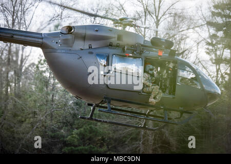 Un UH-72 Lakota avec les membres de l'équipe de Sauvetage Aquatique Hélicoptère S.C. S.C. et décolle de la Garde nationale après le déchargement faux blessés lors d'un joint helicopter treuil de sauvetage au cours de formation du Patriot 2018, Camp Shelby, Hattiesburh, au Mississippi, le 15 février 2018. PATRIOT est un exercice d'entraînement aux opérations domestiques parrainé par la Garde nationale qui vise à accroître la compréhension de la coordination, politiques et procédures nécessaires à la réalisation d'une réponse nationale interinstitutions. (U.S. Air National Guard Banque D'Images