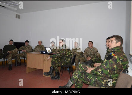 Soldats roumains de la masse de l'armée de défense aérienne de la base "Détachement de chauves-souris noire" attribué à la Pologne et Royaume-Uni Groupe de combat des soldats affectés à l'Estonie Groupe bataille conduite conjoint de défense aérienne près de Bemowo Piskie de formation Domaine de formation, la Pologne, le 16 février 2018. La Pologne est un groupe de combat, l'unique groupe de combat multinationales est composé de États-Unis, Royaume-Uni, croate et soldats roumains qui servent avec la 15e Brigade mécanisée polonaise comme une force de dissuasion dans le nord-est de la Pologne à l'appui de l'OTAN vers l'amélioration de la présence. Banque D'Images