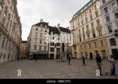 Judenplatz, une place historique de Vienne, en Autriche, avec une statue de l'écrivain allemand Gotthold Ephraim Lessing. Banque D'Images