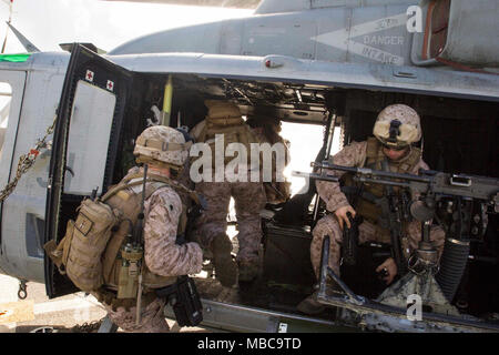 Les Marines américains et les marins avec l'Équipe de débarquement du bataillon du 2e Bataillon, 6e Régiment de Marines, 26e Marine Expeditionary Unit (MEU) bord d'un hélicoptère UH-1Y Venom on et off pendant les exercices, la pratique les fondamentaux d'obtenir à bord d'un hélicoptère UH-1Y Venom et descendre sur une simulation de l'atterrissage à bord du quai de transport amphibie USS New York (LPD 21) 14 février, 2018. La 26e MEU participe à un déploiement en mer pour mener des opérations de maintien de la paix et maritime, ainsi que les relations avec les militaires étrangers dans le cadre d'exercices conjoints.(U.S. Marine Corps Banque D'Images