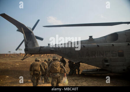 Les Marines américains avec 3e Groupe logistique maritime à bord d'un CH-53E Super Stallion lors d'opérations de l'équipe de soutien de l'hélicoptère sur le camp de Ban Chan Khrem, Thaïlande, 16 février 2018. Les opérations sont un cadre de l'exercice Cobra Gold, un exercice annuel effectué dans le royaume de Thaïlande qui s'exécute à partir du 10 févr. 13 à 23 avec 12 nations participantes. (U.S. Marine Corps Banque D'Images