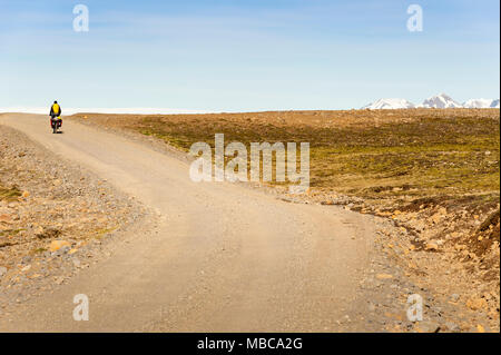 Vélo tout-terrain, voyage solo, homme cycliste voyageant par lui-même sur la F35, Kjalvegur, intérieur de l'Islande, l'Europe. Banque D'Images