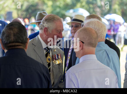 Le Prince de Galles répond aux anciens combattants au cénotaphe de Darwin, en Australie. Le monument surplombe le port de Darwin à partir de laquelle tous les hommes sont partis au cours de la Première Guerre mondiale et aurait été un des derniers sites familiers les hommes aurait vu comme ils ont navigué à la guerre et où tant de morts au cours de l'attaque aérienne japonaise le 19 février 1942. Banque D'Images