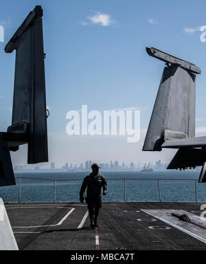 Manille, Philippines (fév. 16, 2018) l'hôpital Chef Phillip Corpsman rouve Woods le poste de pilotage de la classe Nimitz porte-avions USS Carl Vinson (CVN 70) comme il arrive à Manille, aux Philippines pour une visite du port. Carl Vinson Strike Group est en ce moment à l'ouest du Pacifique dans le cadre d'un programme de déploiement. (U.S. Navy Banque D'Images