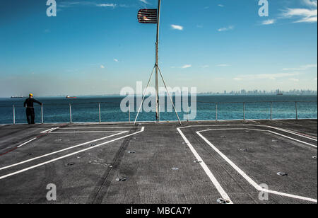 Manille, Philippines (fév. 16, 2018) La classe Nimitz porte-avions USS Carl Vinson (CVN 70) arrive à Manille (Philippines) pour une visite du port. Carl Vinson Strike Group est en ce moment à l'ouest du Pacifique dans le cadre d'un programme de déploiement. (U.S. Navy Banque D'Images