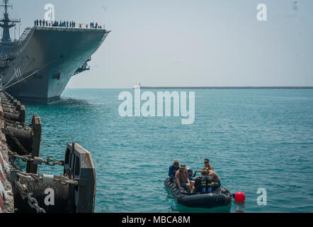 Les spectateurs de l'H.T.M.S. Chakri Naruebet, le navire amiral de la Marine royale thaïlandaise, observer comme marins affectés à l'équipe de construction sous-marine (UCT) 2 Effectuer une inspection de la jetée de niveau 1 avec les membres de la Marine royale thaïlandaise UCT à Sattahip, Thaïlande pour faire de l'exercice Gold Cobra 16 février 2018. Cette 37e édition de Cobra Gold est le premier instrument multilatéral entre l'exercice de l'UCT, RTN, aux États-Unis et en République de Corée, de l'UCT et est un élément important de l'Organisation des États et nations participantes qui cherchent à maintenir l'état de préparation, développement des capacités, et de renforcer la sécurité et la stabilité. (U.S. Caméra de combat de la marine Banque D'Images