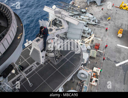 OCEAN (fév. 16, 2018) 3ème classe Technicien en électronique Michael Morin effectue une vérification de maintenance mensuel sur un SPN-43 Contrôle de la circulation aérienne radar sur le mât arrière à bord du navire d'assaut amphibie USS Iwo Jima (DG 7). L'Iwo Jima Groupe amphibie est déployée à l'appui d'opérations de sécurité maritime et les efforts de coopération en matière de sécurité dans le théâtre en Europe et au Moyen-Orient. L'Iwo Jima ARG embarque la 26e unité expéditionnaire de Marines Iwo Jima et comprend, le transport amphibie Navire dock USS New York (LPD 21), le dock landing ship USS Oak Hill (LSD 51), l'équipe chirurgicale de la flotte, 8 Helicopte Banque D'Images