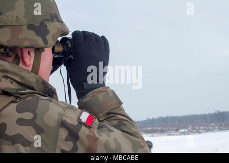 L'viv, Ukraine -- Un soldat de l'armée polonaise affectée à l'viv Centre d'instruction au combat de la mitrailleuse DshK observe la formation dispensée par l'Ukrainien Des soldats du 3e Bataillon, 14e Brigade mécanisée, 16 février. En ce moment la 3-14ème est en train de terminer un stage de formation à la CCT, où ils seront encadrés par des Américains, Canadiens, Polonais, Lituaniens et les membres du service britanique dans leurs efforts pour atteindre leur objectif d'atteindre l'interopérabilité de l'OTAN. (U.S. Army Banque D'Images