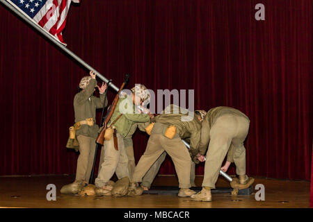 Les Marines américains rejouer la levée du drapeau sur le mont Suribachi au 73e anniversaire de la bataille d'Iwo Jima à la Marine Corps Base Camp Pendleton, en Californie, le 17 février 2018. La soirée comprenait un coucher de memorial, une salve de 21 coups et banquet. (U.S. Marine Corps Banque D'Images